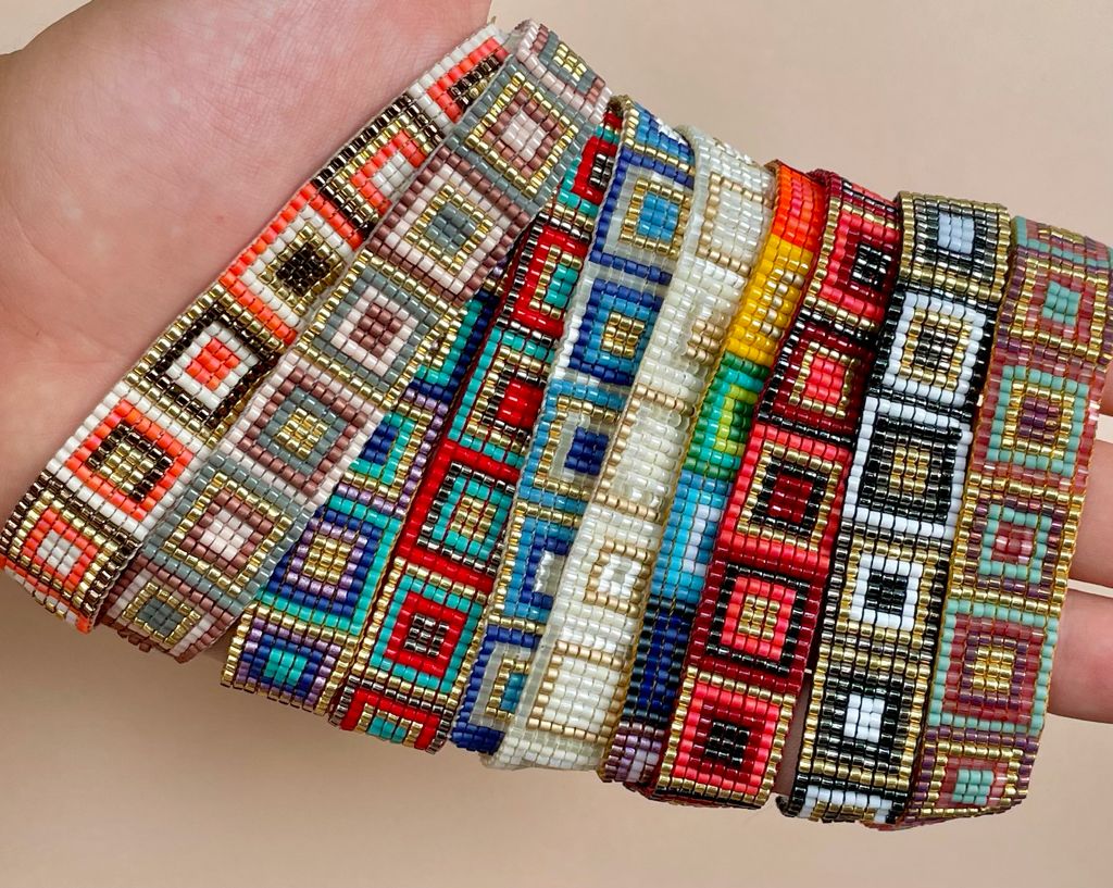 Pulseras y más
