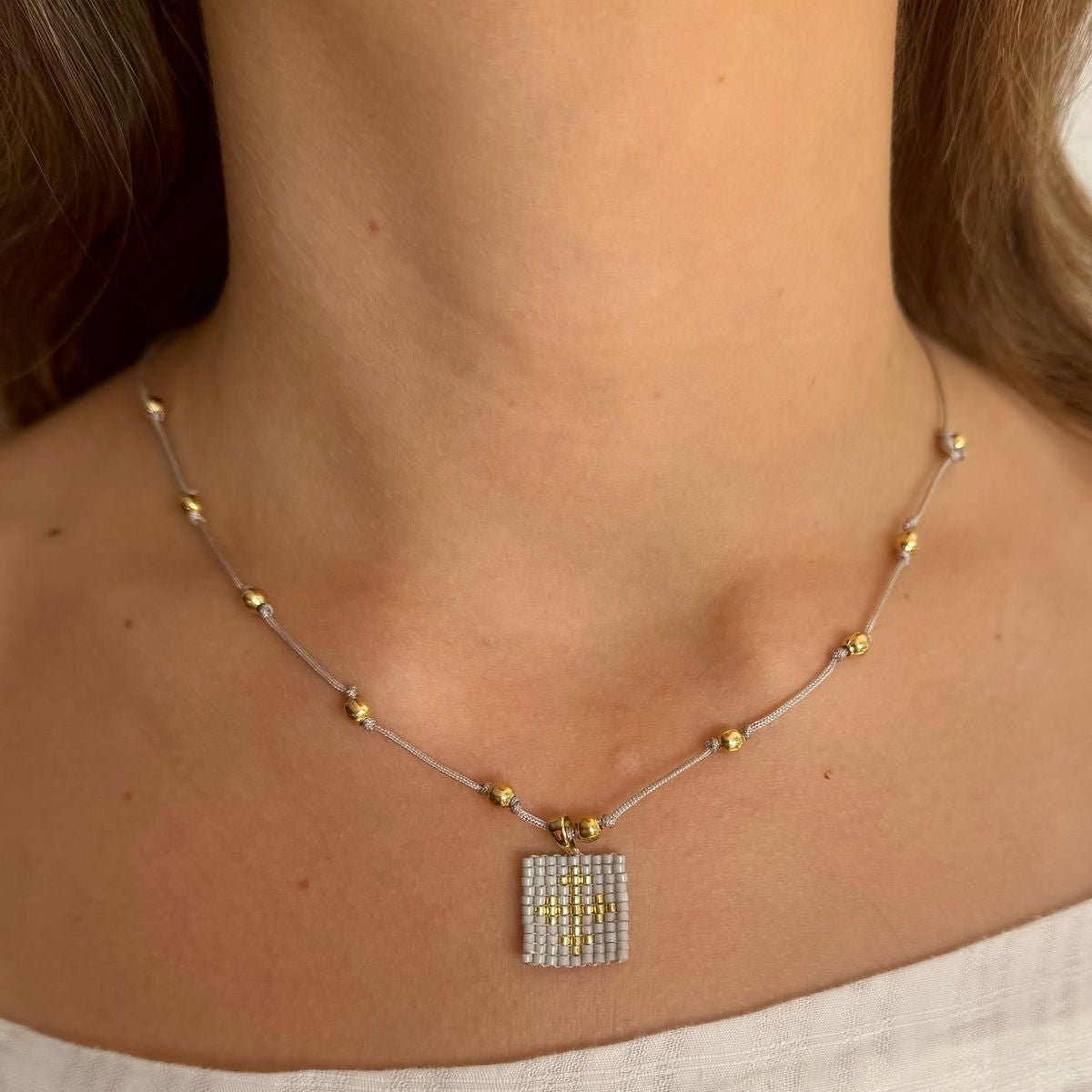 Collar Escapulario con hilo - Cuatro a Mano