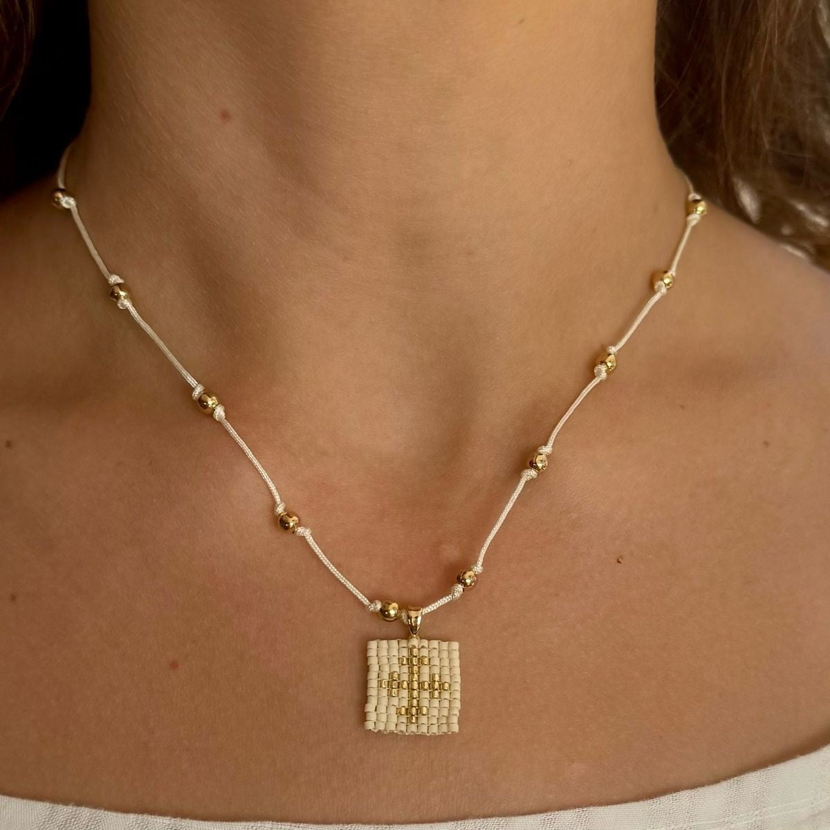 Collar Escapulario con hilo - Cuatro a Mano