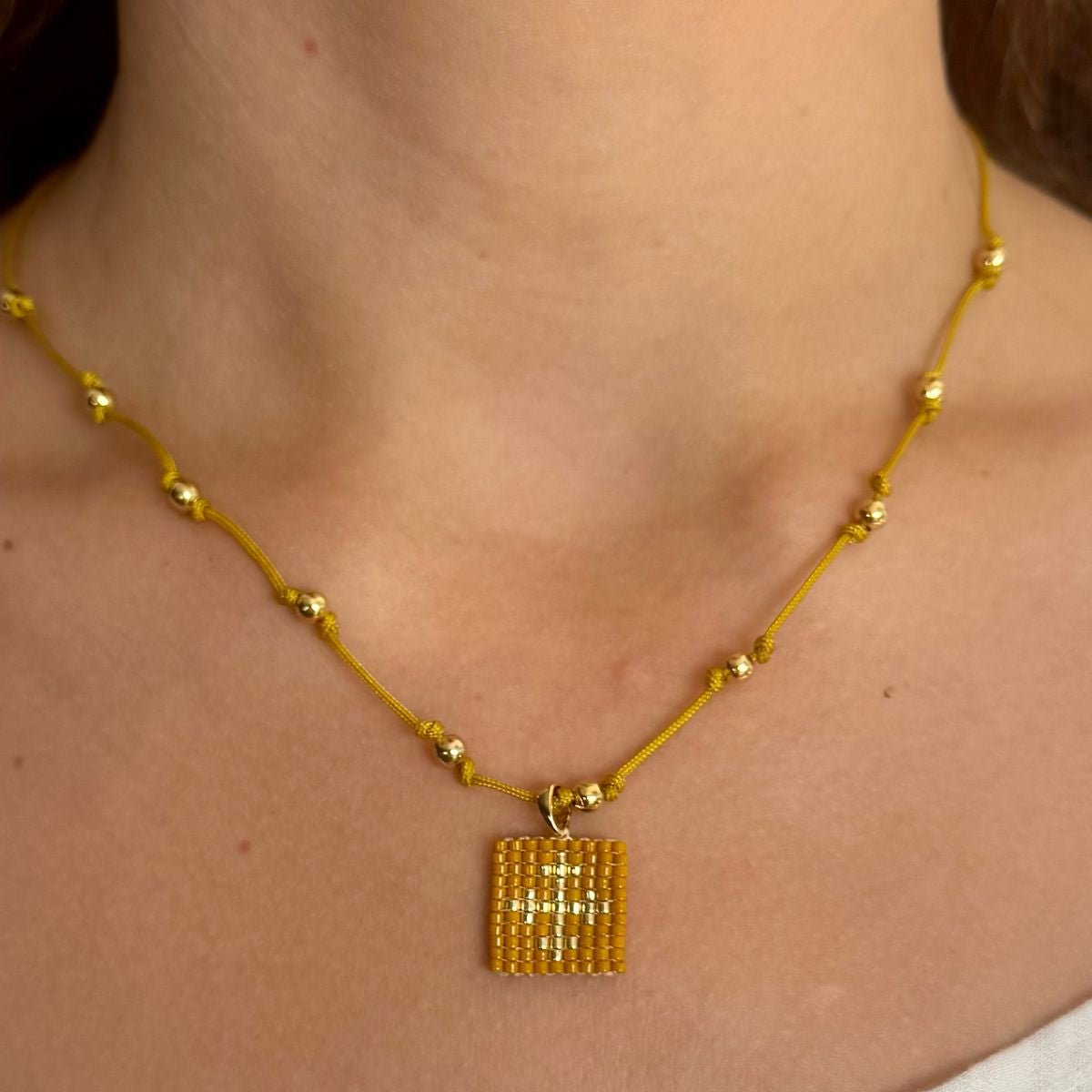 Collar Escapulario con hilo - Cuatro a Mano