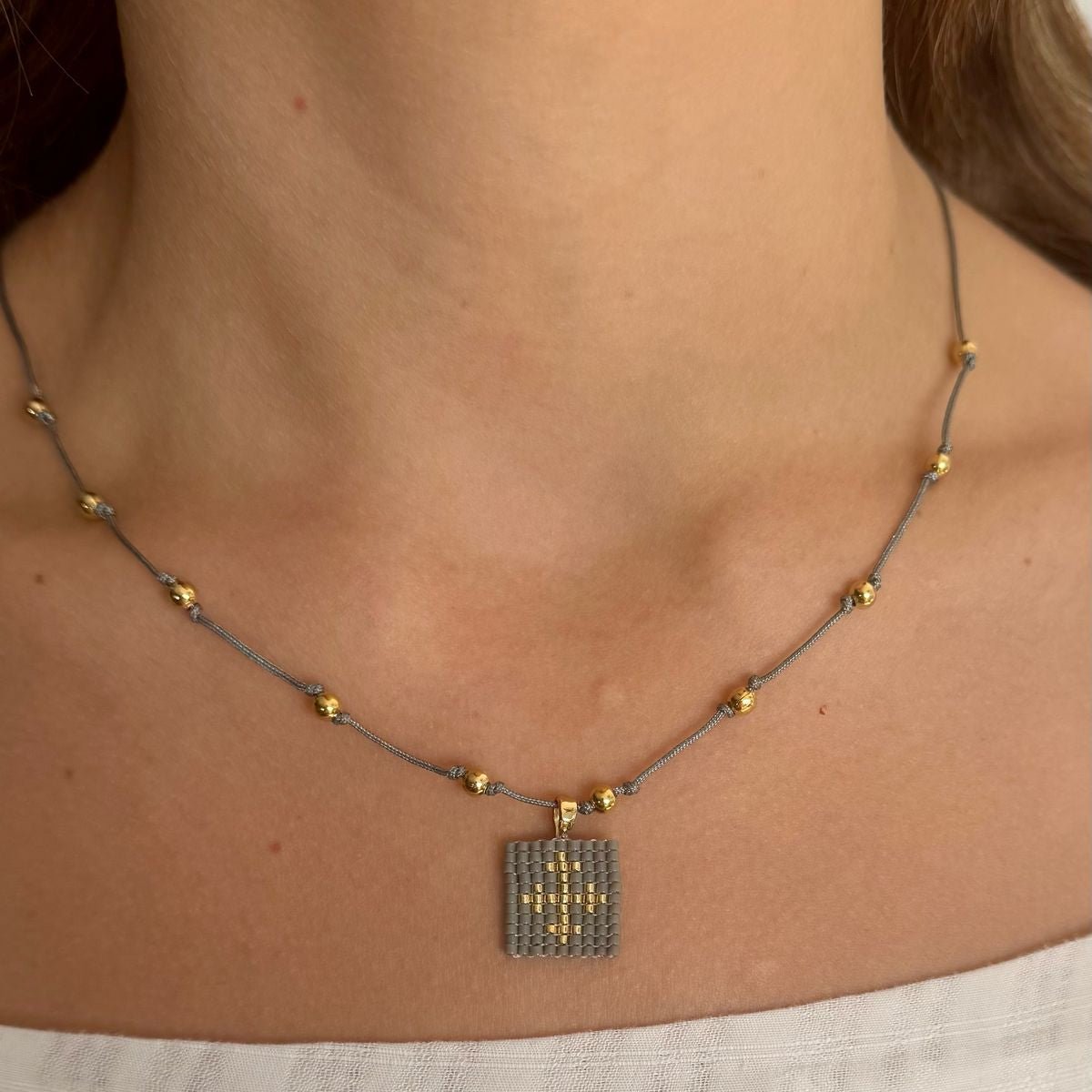 Collar Escapulario con hilo - Cuatro a Mano