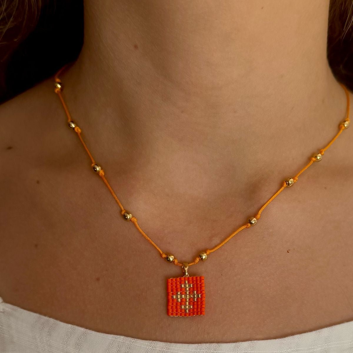 Collar Escapulario con hilo - Cuatro a Mano