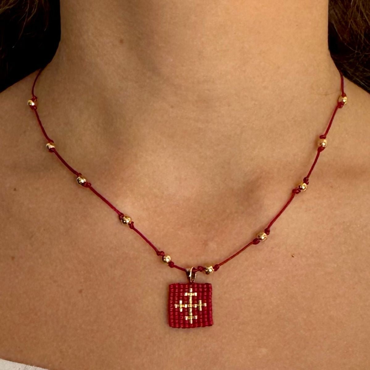 Collar Escapulario con hilo - Cuatro a Mano