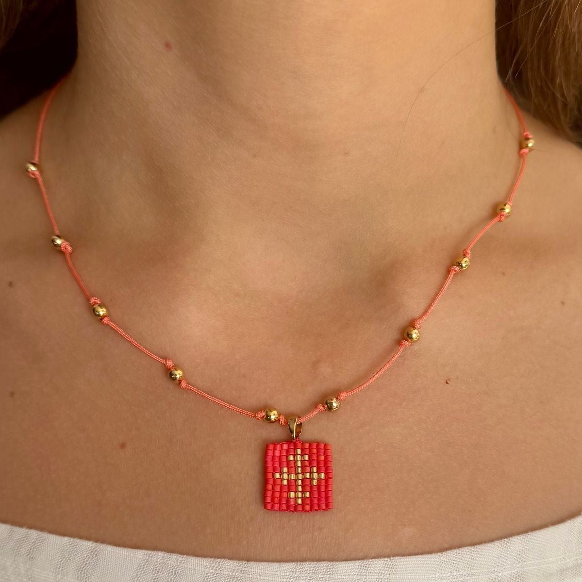 Collar Escapulario con hilo - Cuatro a Mano