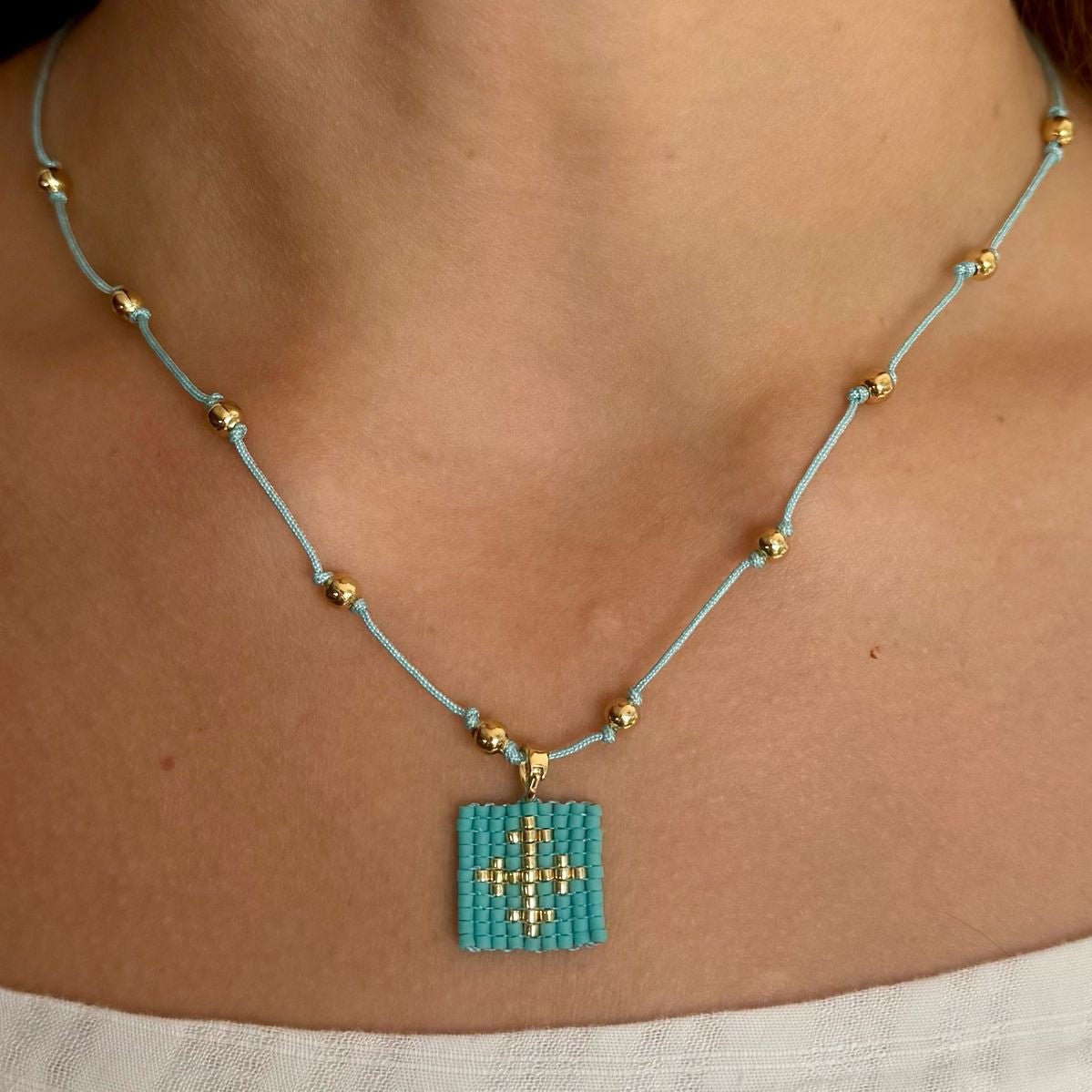 Collar Escapulario con hilo - Cuatro a Mano