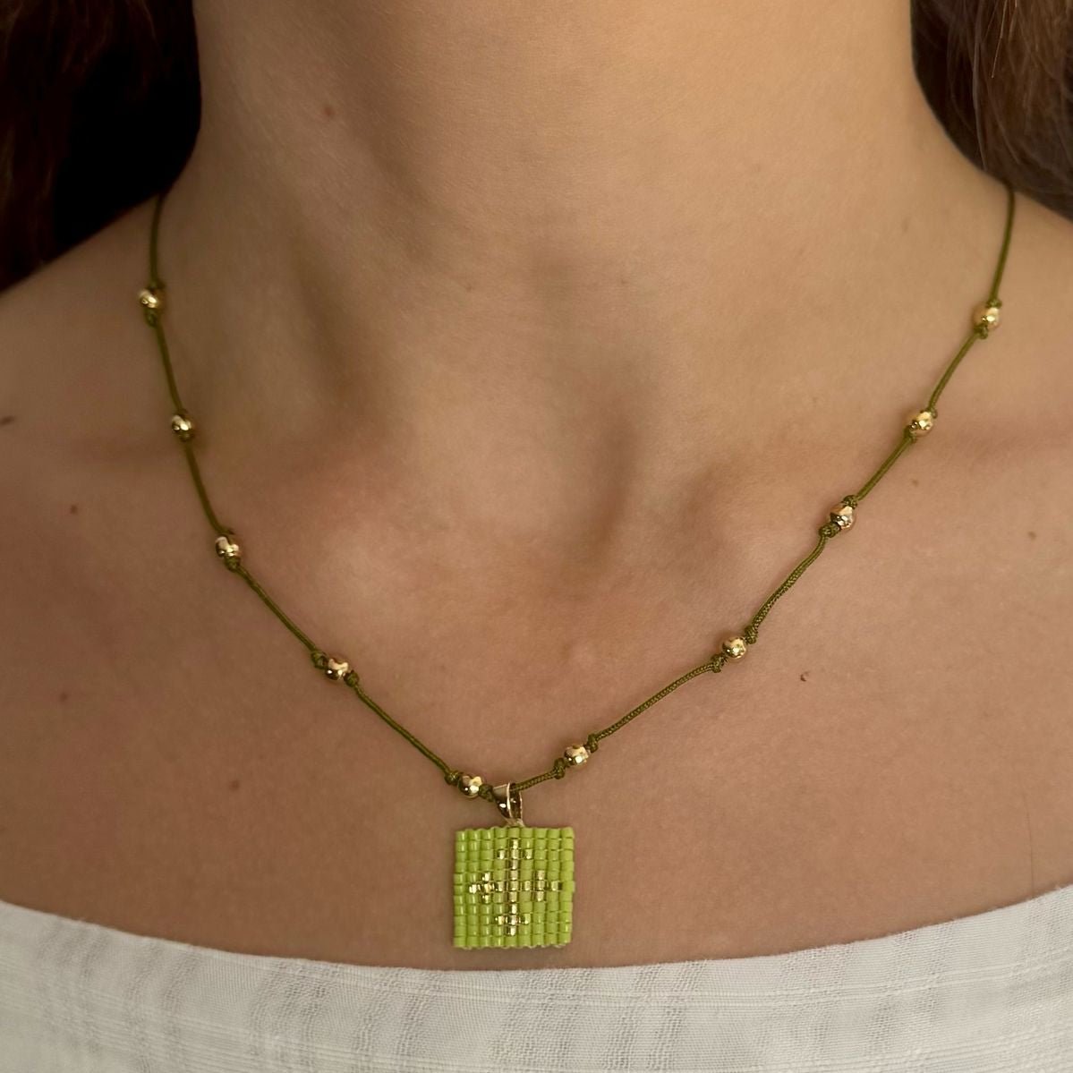 Collar Escapulario con hilo - Cuatro a Mano