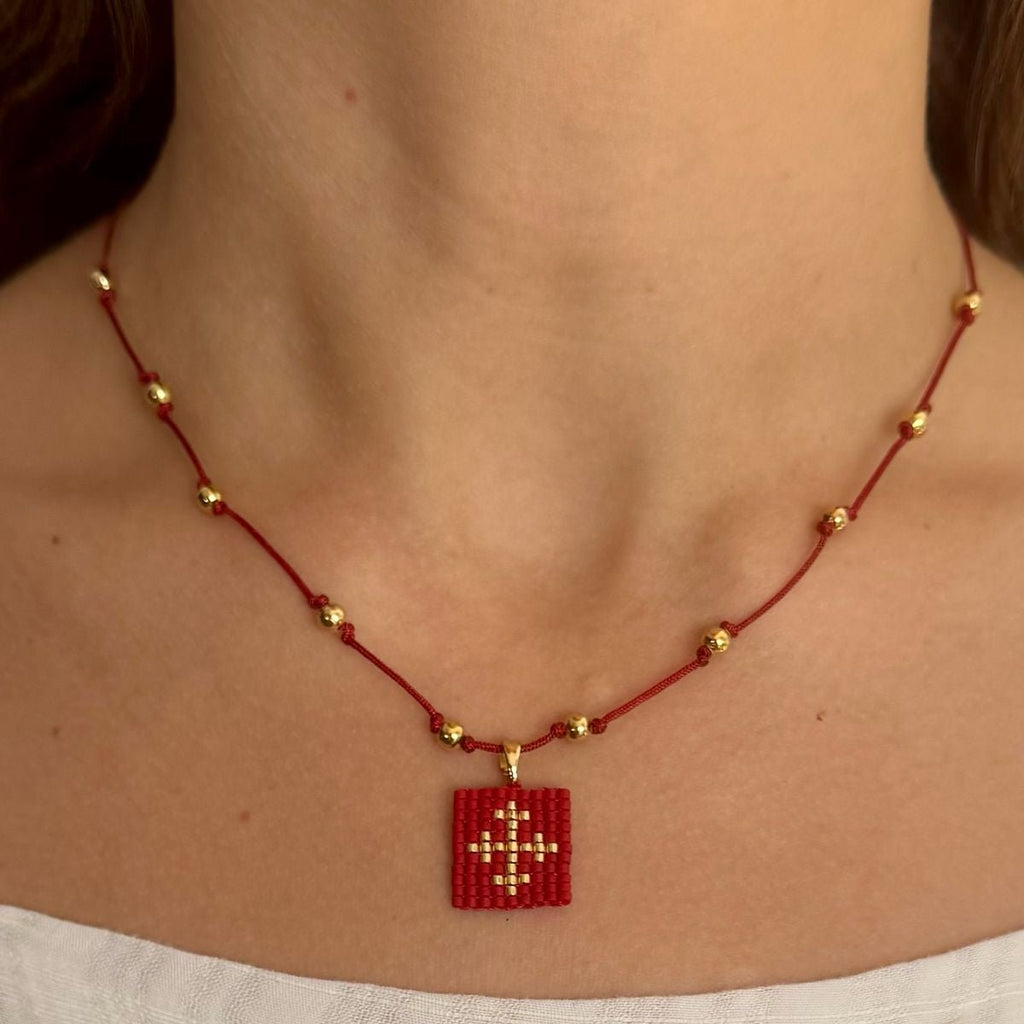 Collar Escapulario con hilo - Cuatro a Mano