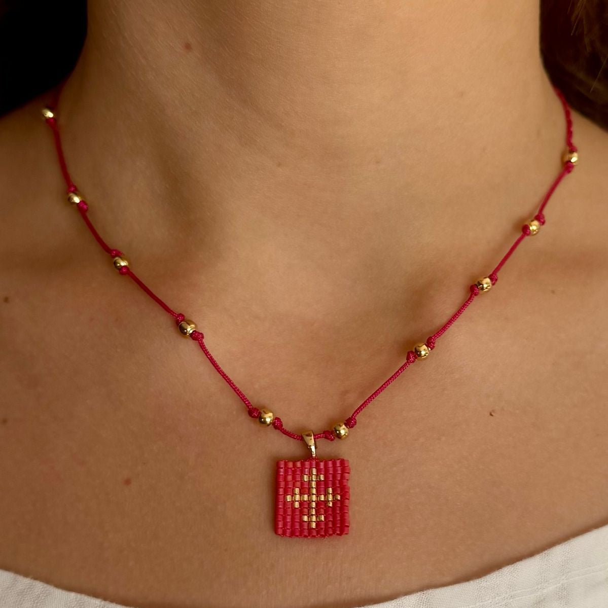 Collar Escapulario con hilo - Cuatro a Mano