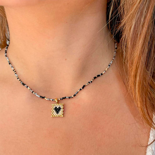 Collar Escapulario Corazón Monocrómatico