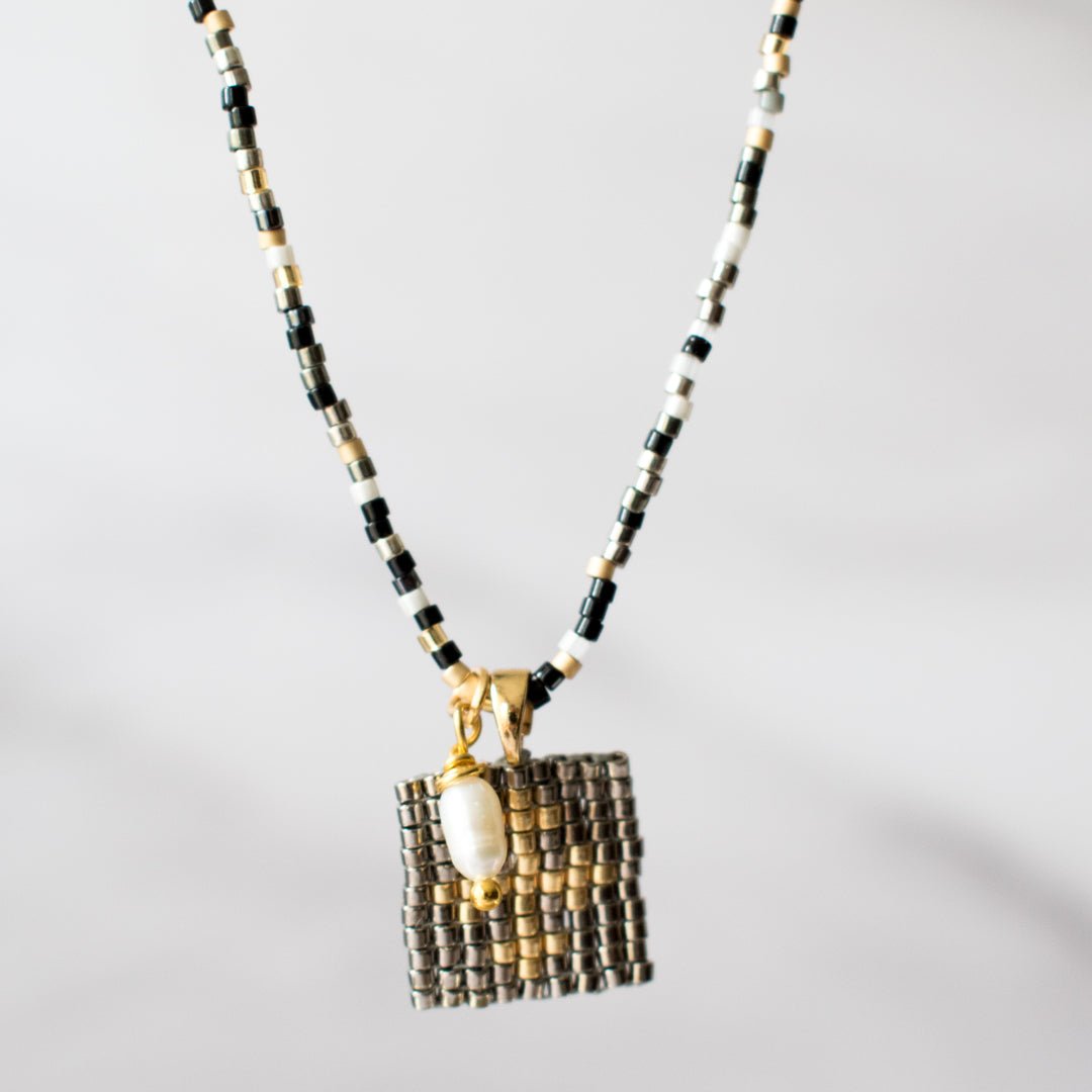 Collar Escapulario Monocromático Negros - Cuatro a Mano