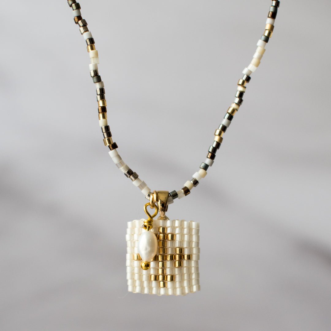 Collar Escapulario Monocromático Negros - Cuatro a Mano