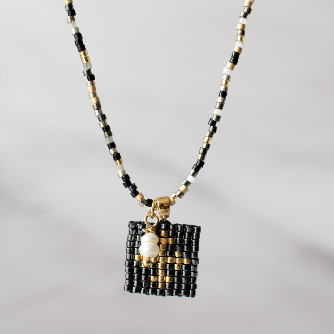 Collar Escapulario Monocromático Negros - Cuatro a Mano