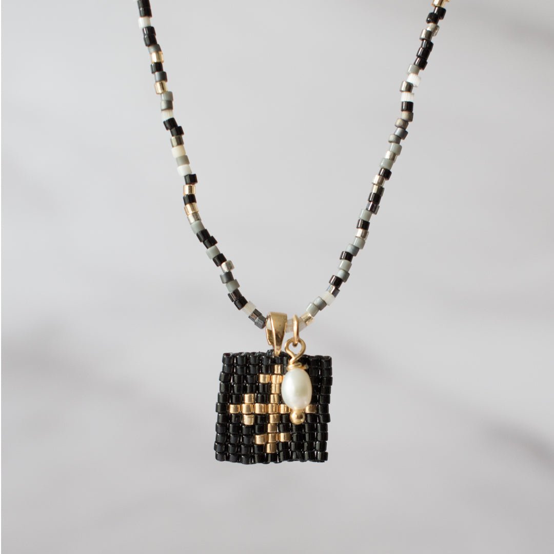 Collar Escapulario Monocromático Negros - Cuatro a Mano