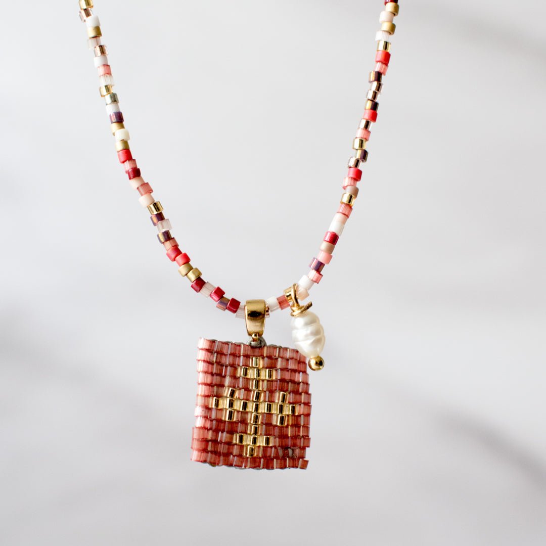 Collar Escapulario Monocromático Rojos - Cuatro a Mano