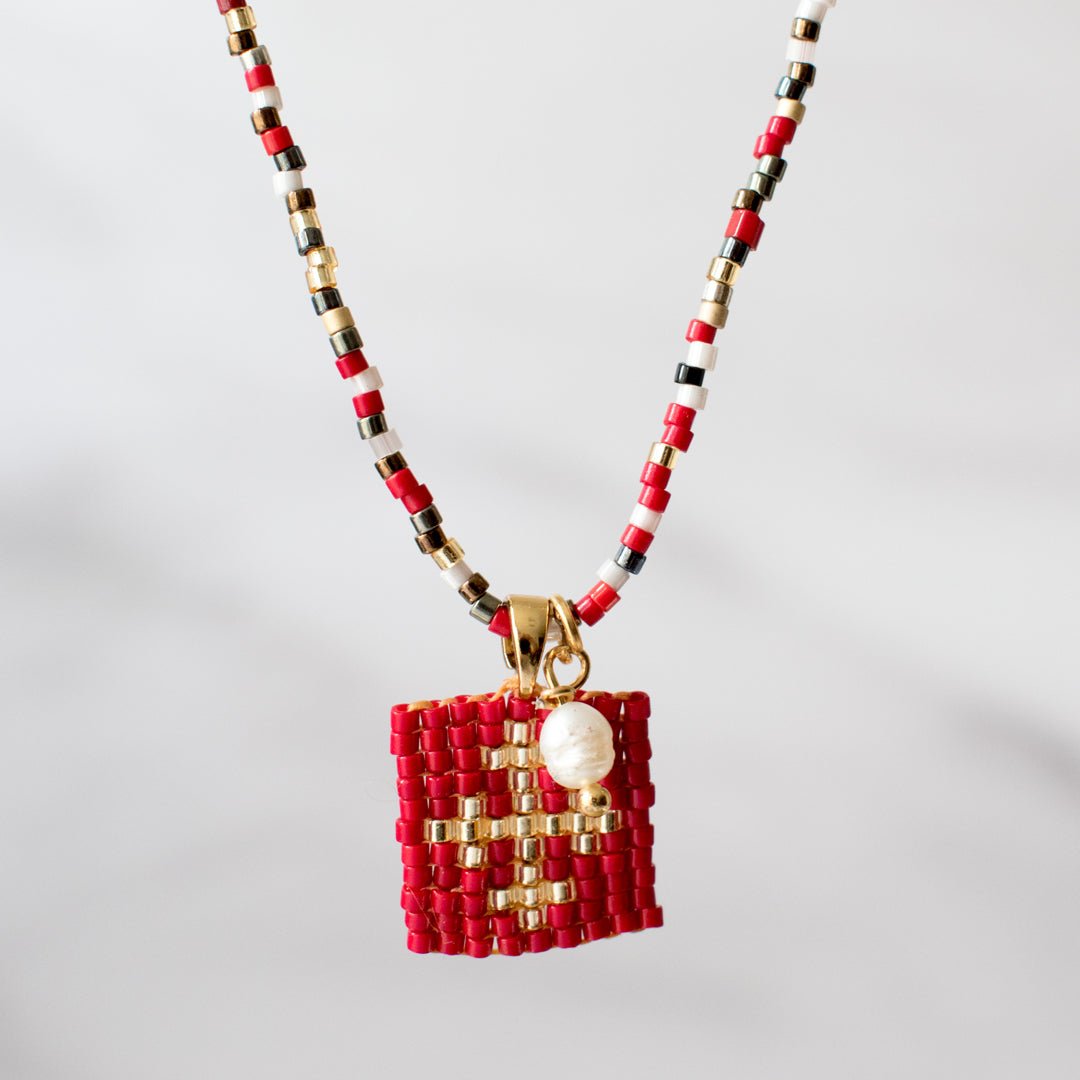 Collar Escapulario Monocromático Rojos - Cuatro a Mano