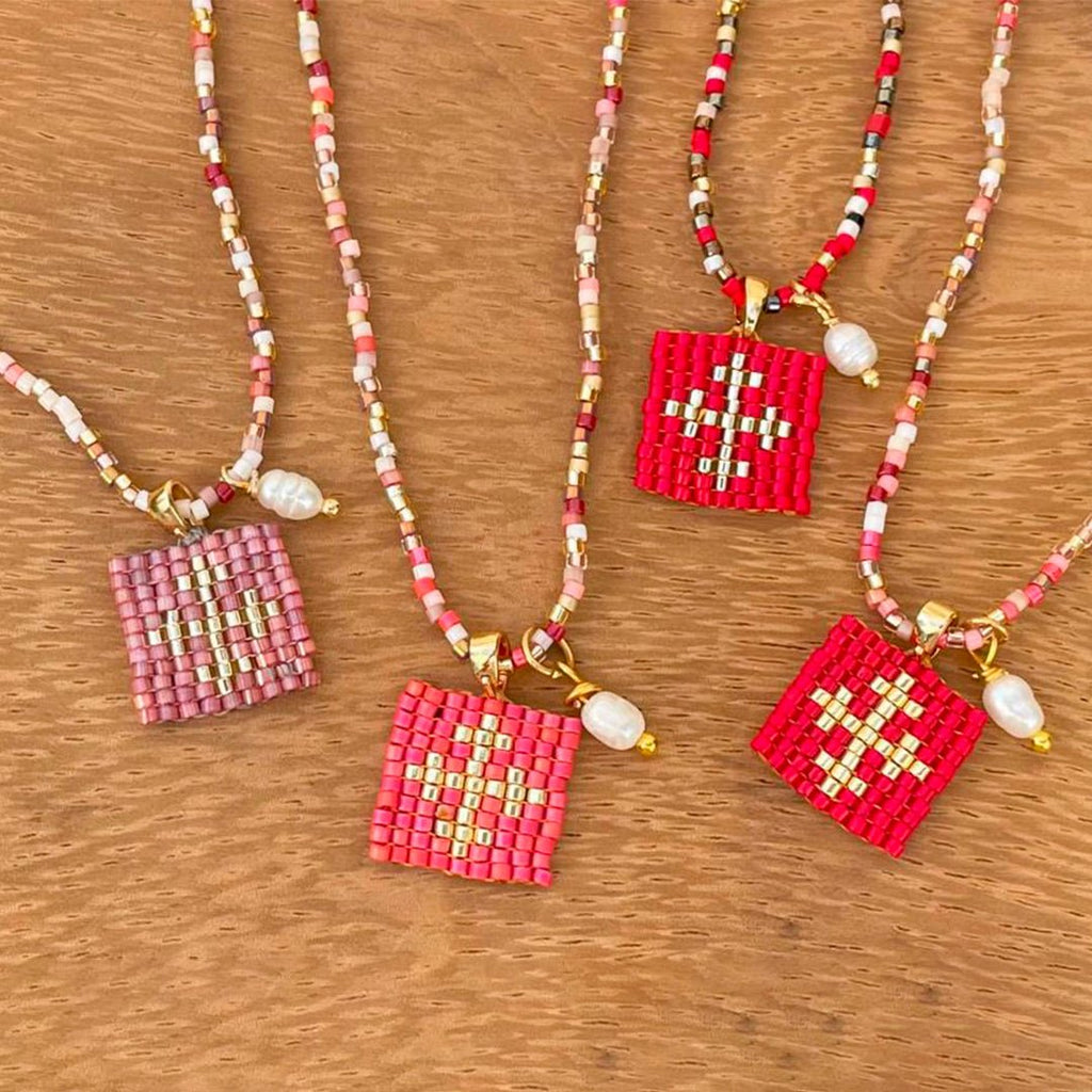 Collar Escapulario Monocromático Rojos - Cuatro a Mano