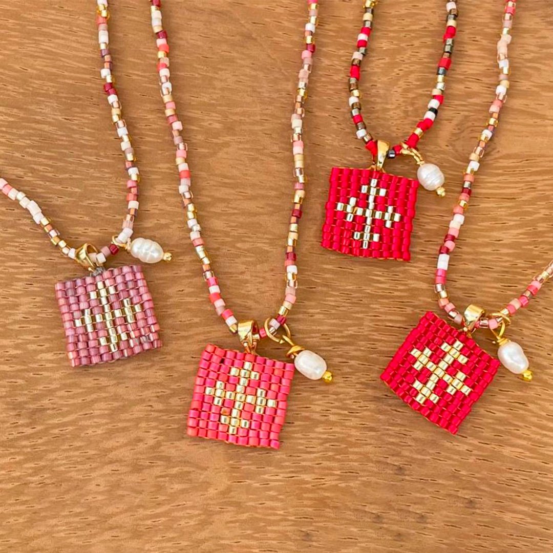 Collar Escapulario Monocromático Rojos - Cuatro a Mano