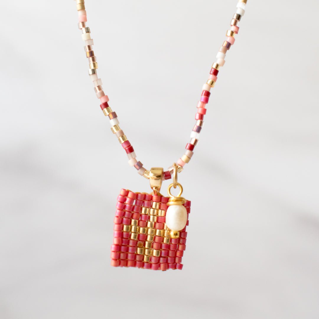 Collar Escapulario Monocromático Rojos - Cuatro a Mano